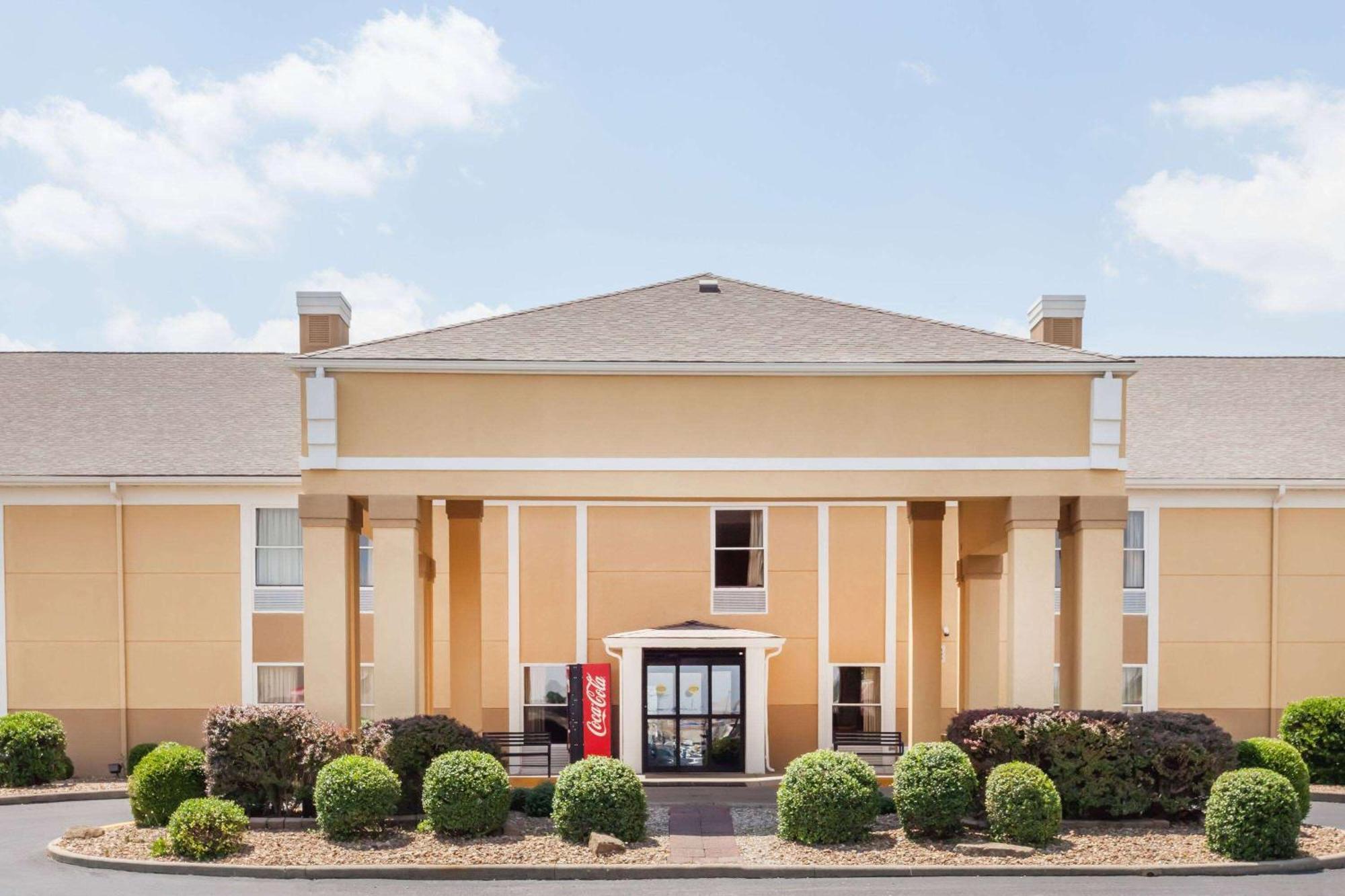 Super 8 By Wyndham Evansville North Stacer Bagian luar foto